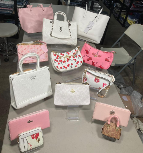 Bolsas de mano y carteras en colores claros exhibidas sobre una mesa