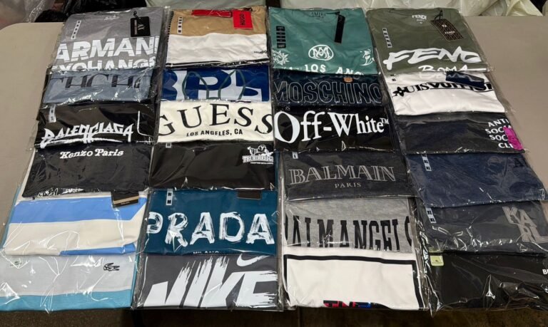 Playeras estampadas empaquetadas y apiladas por lote