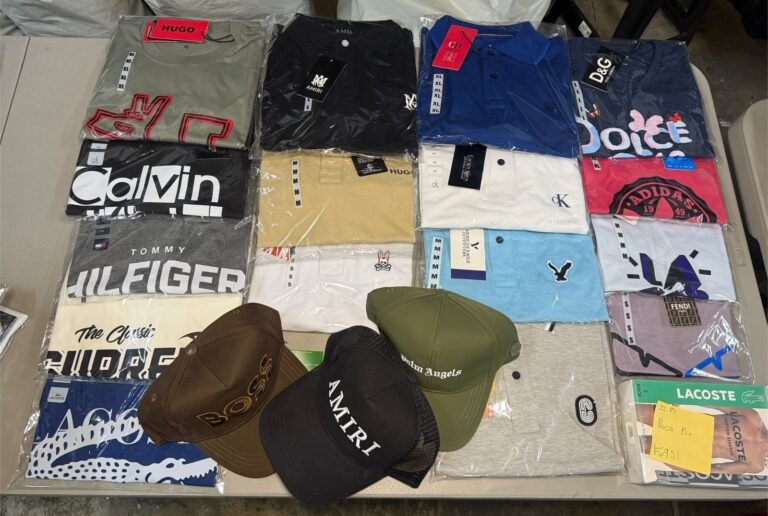 Mesa con playeras y gorras surtidas de distintas marcas