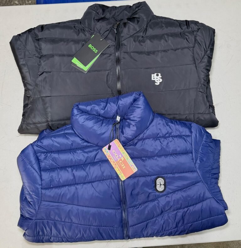 Chalecos acolchados negro y azul con etiqueta de producto