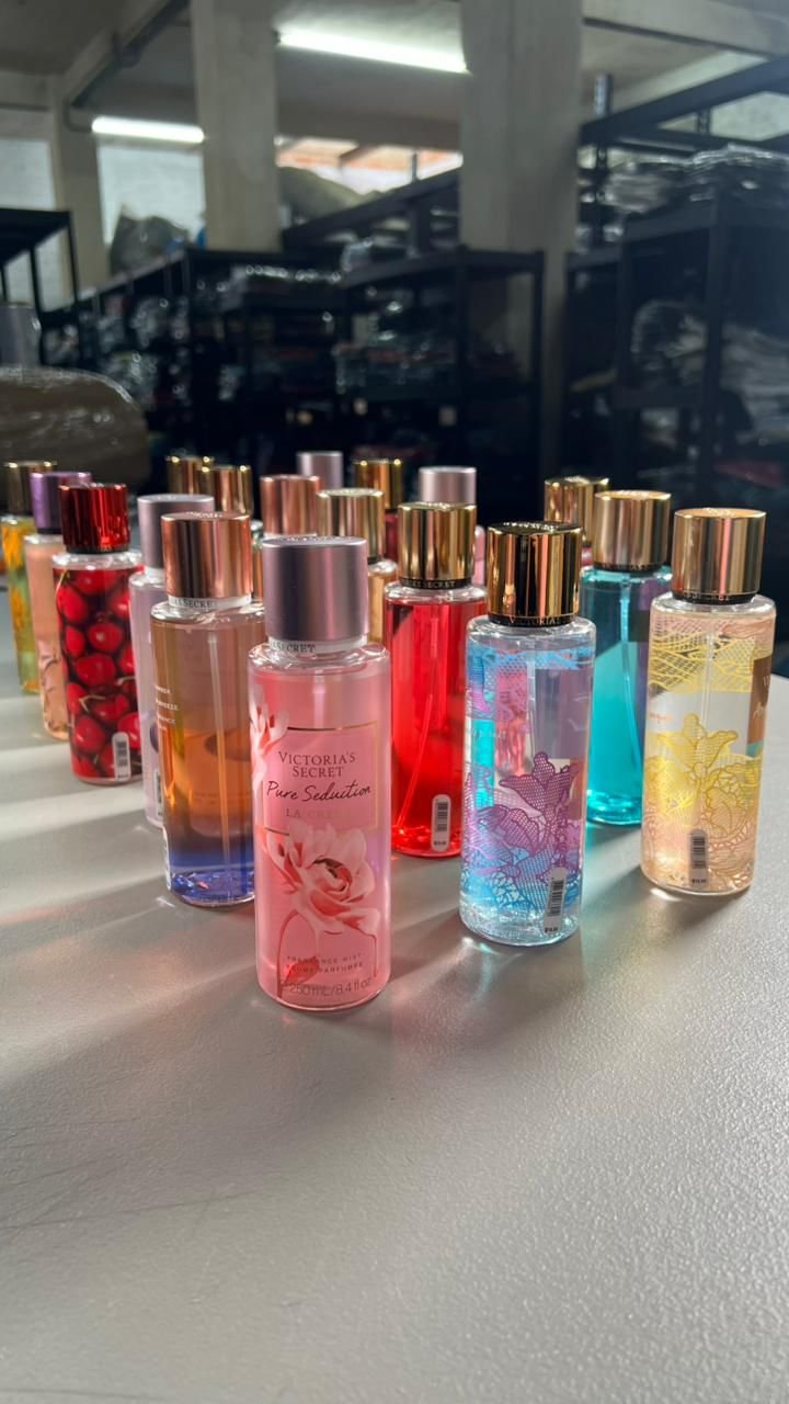 Frascos de loción de distintos aromas alineados sobre una mesa