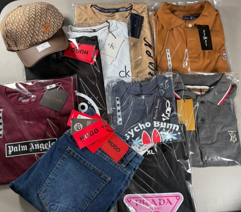 Lote mixto de ropa con gorra, playeras y pantalón de mezclilla