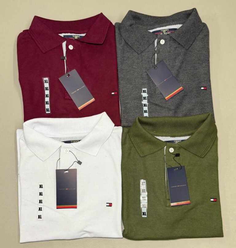 Cuatro playeras tipo polo dobladas en vino, gris, blanco y verde