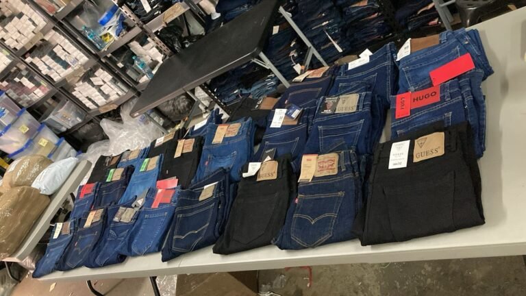 Pantalones de mezclilla doblados y ordenados en exhibición