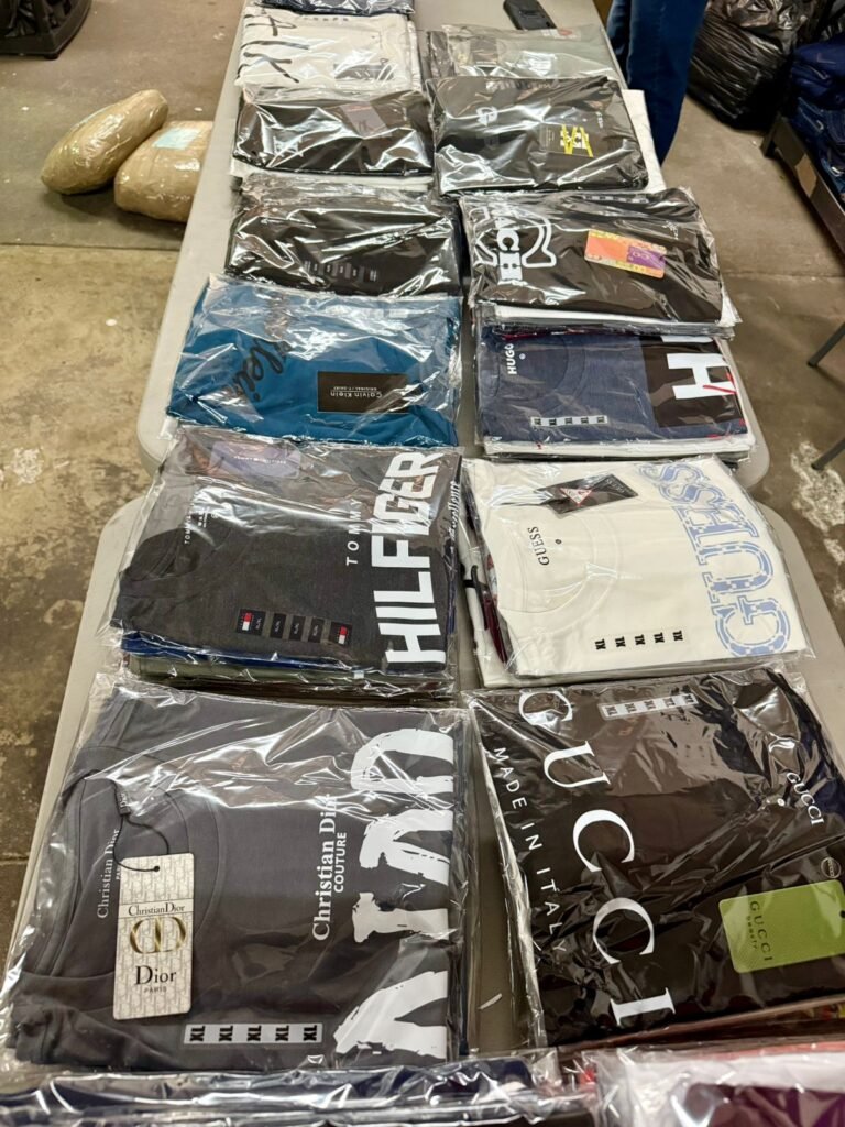 Ropa de marca empaquetada en bolsas individuales y apilada por lotes