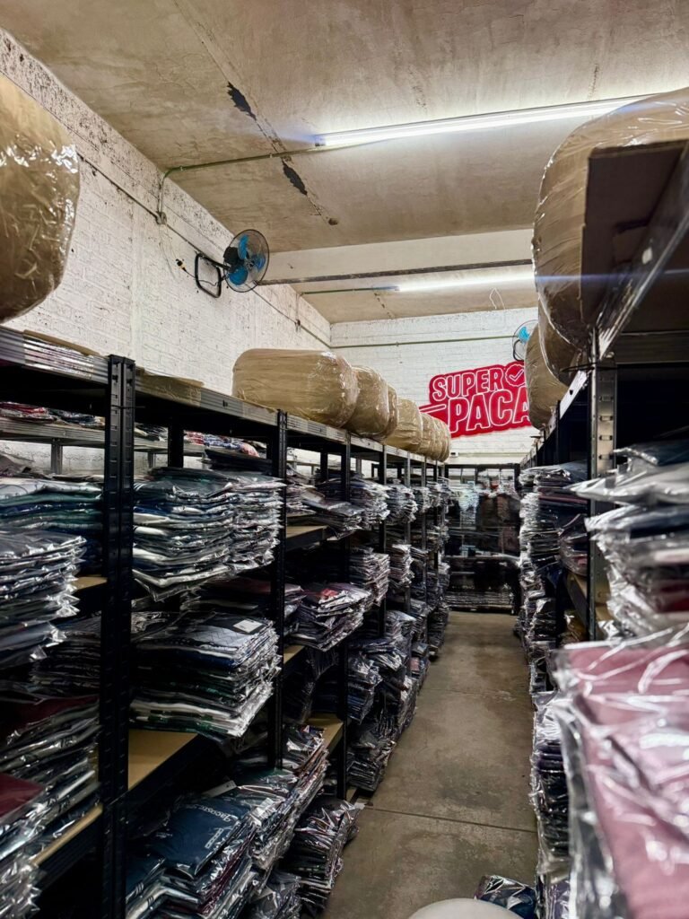 Pasillo de la bodega de Super Pacas con estantes llenos de mercancía