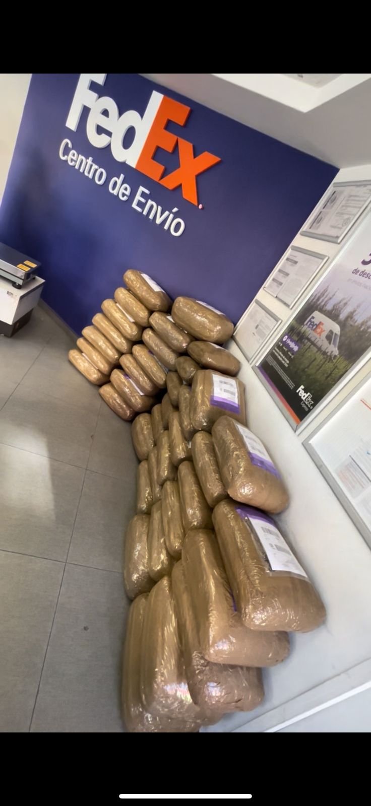 Paquetes preparados para envío junto a un punto de entrega FedEx