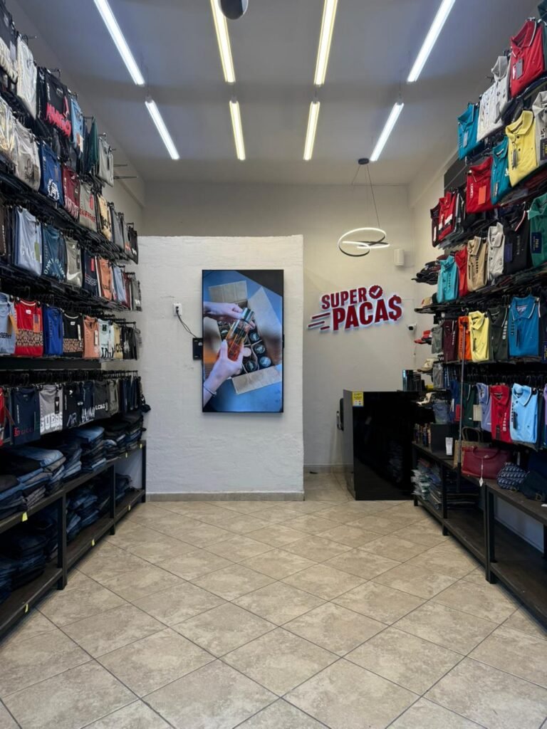 Pasillo interior de la tienda física de Super Pacas en Zapotlanejo