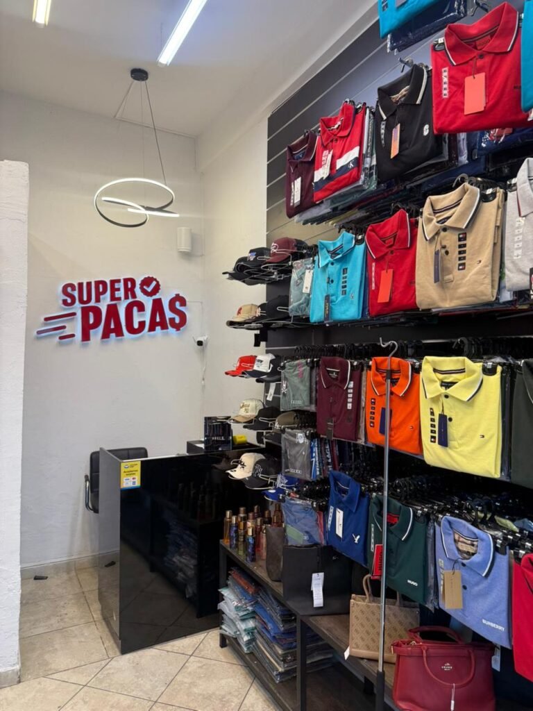 Interior de la tienda Super Pacas con bolsas y ropa en exhibición
