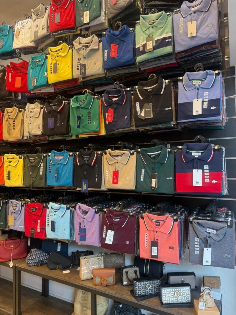 Estantería con carteras y bolsas de colores en exhibición