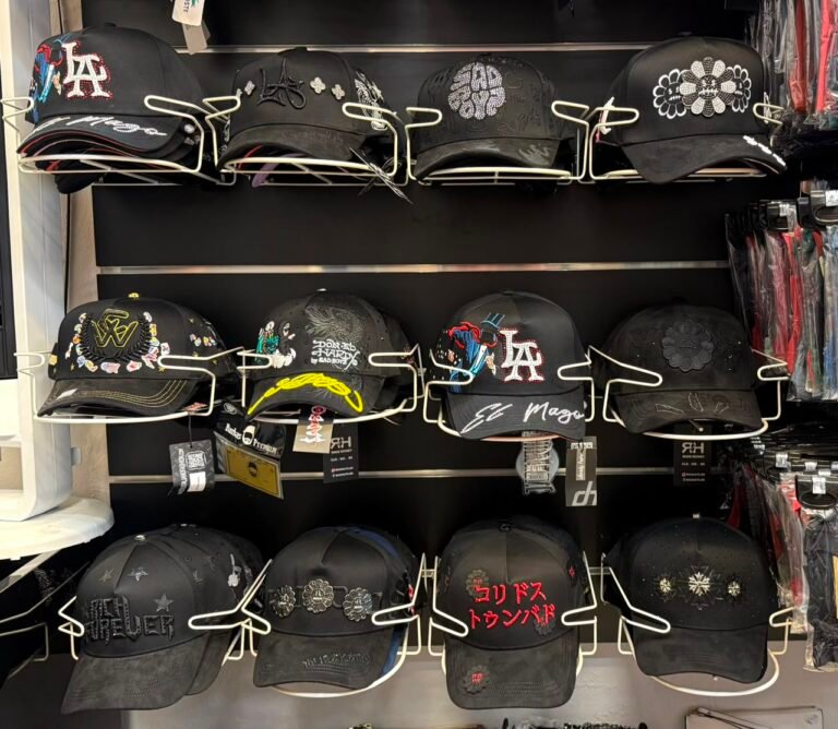 Gorras negras con aplicaciones de brillos exhibidas en un estante