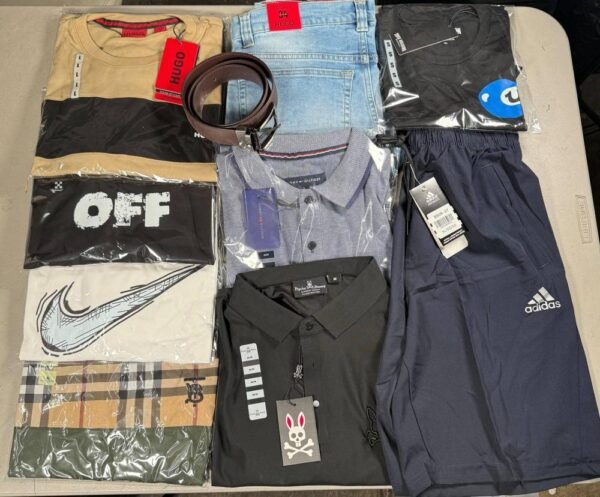 Las 10 piezas de la SuperPaca Mini sobre la mesa: playeras de cuello redondo, dos playeras tipo polo, un pantalón de mezclilla, un short deportivo y un cinto