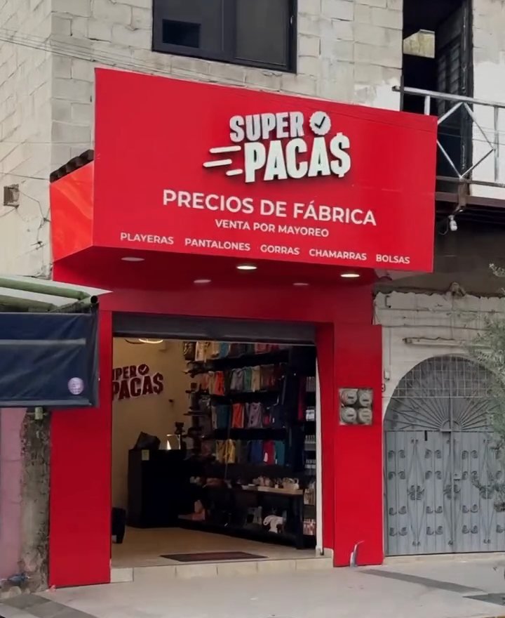 Fachada roja de Super Pacas vista desde la calle