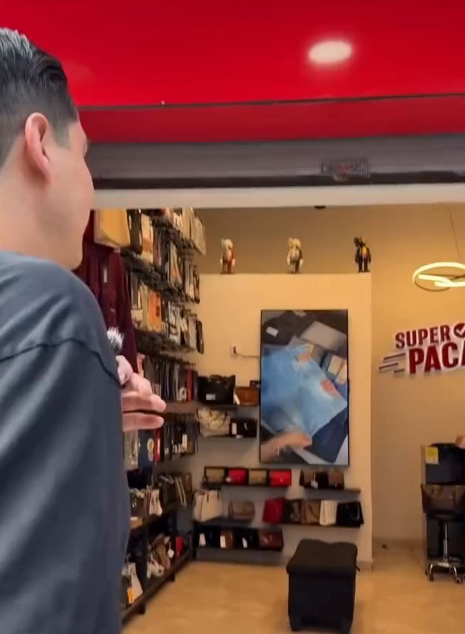 Vista de la tienda Super Pacas al entrar, con el muro del logo al fondo
