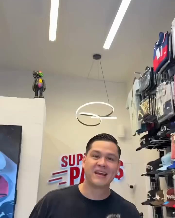 Muro con el logo de Super Pacas dentro de la tienda