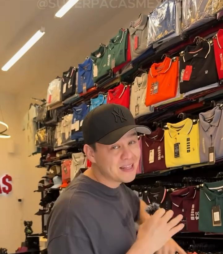Pared de playeras tipo polo acomodadas por color